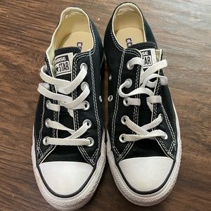 Black converse women size 6 and men size 4.